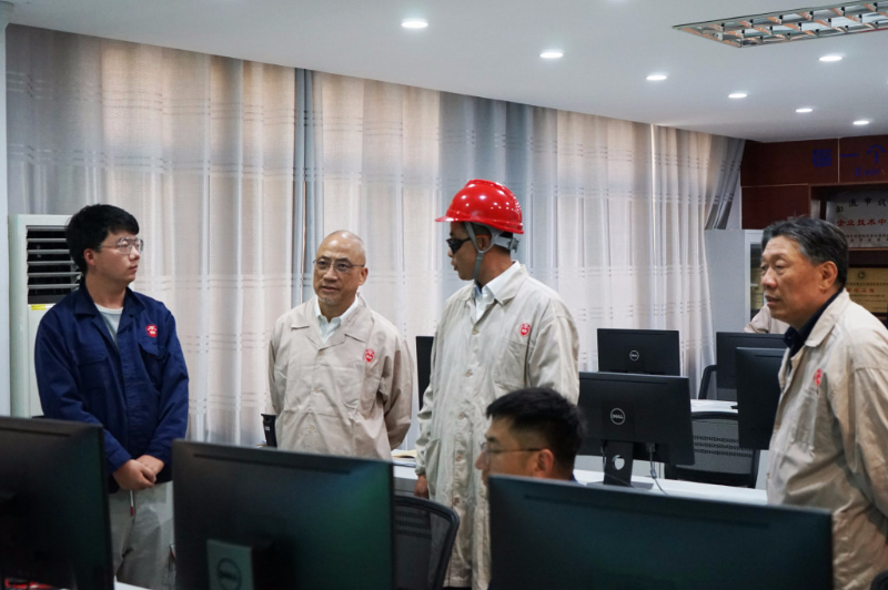 上海醫(yī)藥執(zhí)行董事、總裁左敏一行調(diào)研南通常佑藥業(yè)